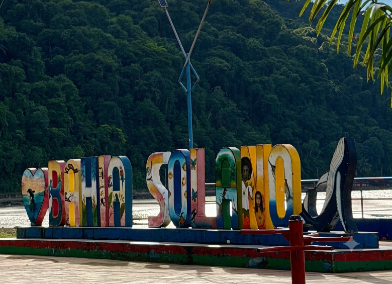 El plan comenzó en Bahía Solano en 2025 y se extendió a Nuquí este 2026, como parte de una estrategia de Alpina para ampliar el acceso a productos lácteos y refrigerados en comunidades de difícil acceso. Foto: Alejandra Zapata