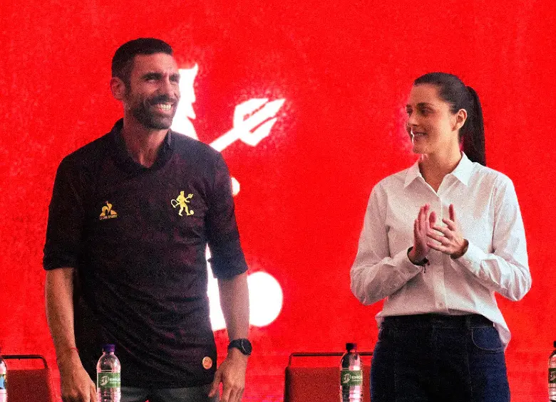 Presentación del técnico Diego Gabriel Raimondi en el América, lo acompaña la presidenta Marcela Gómez Giraldo. FOTO CORTESÍA AMÉRICA DE CALI