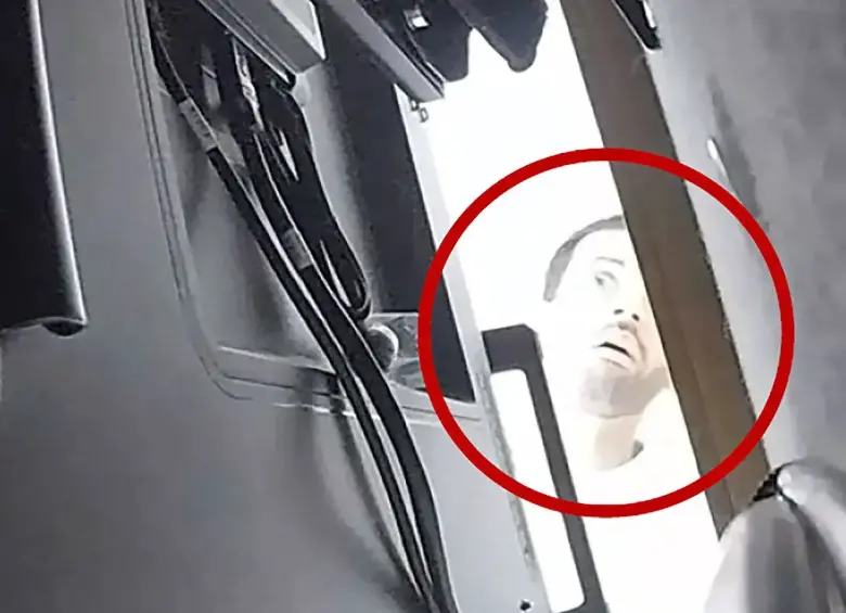 Este es Abdulrahman Alfozan, el ingeniero que habría estado espiando a ejecutivos de OpenAI. El ingeniero fue captado cuando estaba mirando el dispositivo de grabación que instaló. FOTO: Cortesía Departamento de Justicia de EE.UU.