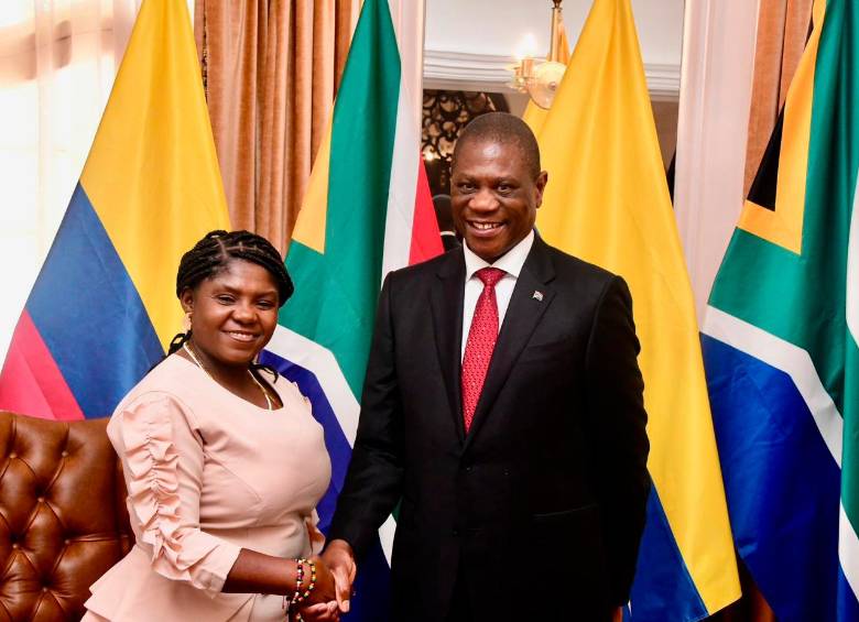 Los vicepresidentes de Colombia, Francia Márquez, y Sudáfrica, Paul Mashatile. FOTO: TOMADA DE TWITTER @PresidencyZA