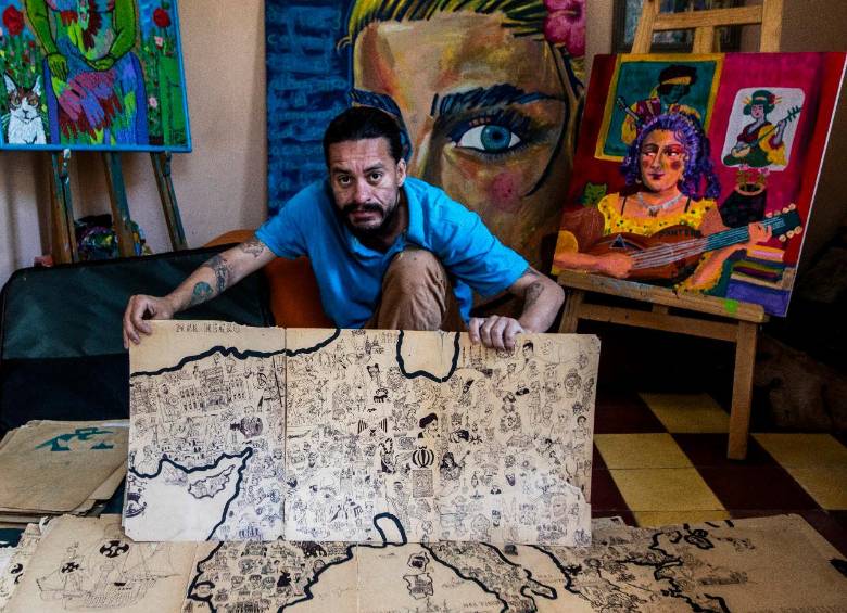 Donchi con uno de sus proyectos, un mapamundi con dibujos de cada país del mundo. FOTO Julio César Herrera.