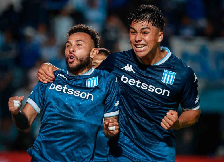 El delantero colombiano celebra uno de sus dos goles en la victoria de Racing como visitante ante Atlético Tucumán en el fútbol de Argentina. FOTO: GETTY