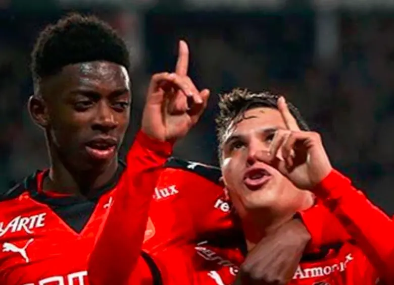 Juan Fernando Quintero junto a un joven Dembelé. FOTO RENNES