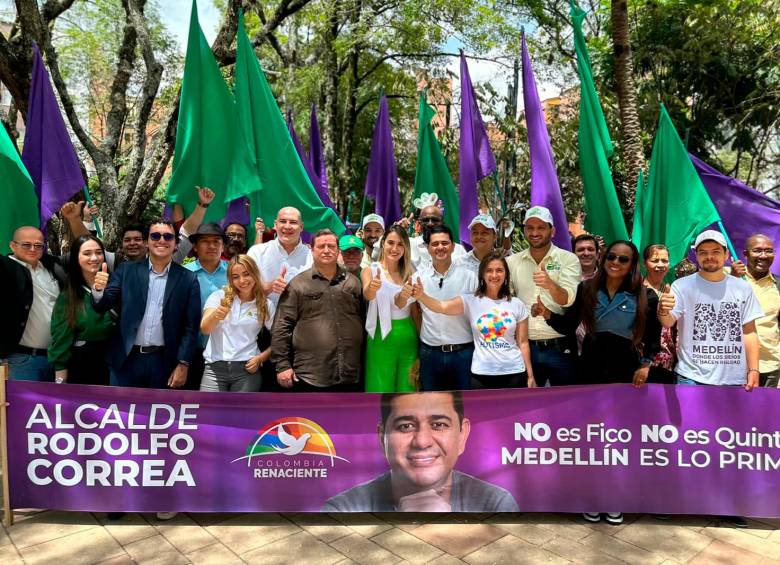 Portando banderas y pancartas, varios candidatos al Concejo de Medellín y la Asamblea de Antioquia de la Alianza Verde anunciaron su adhesión a la campaña de Rodolfo Correa este viernes. FOTO: CORTESÍA