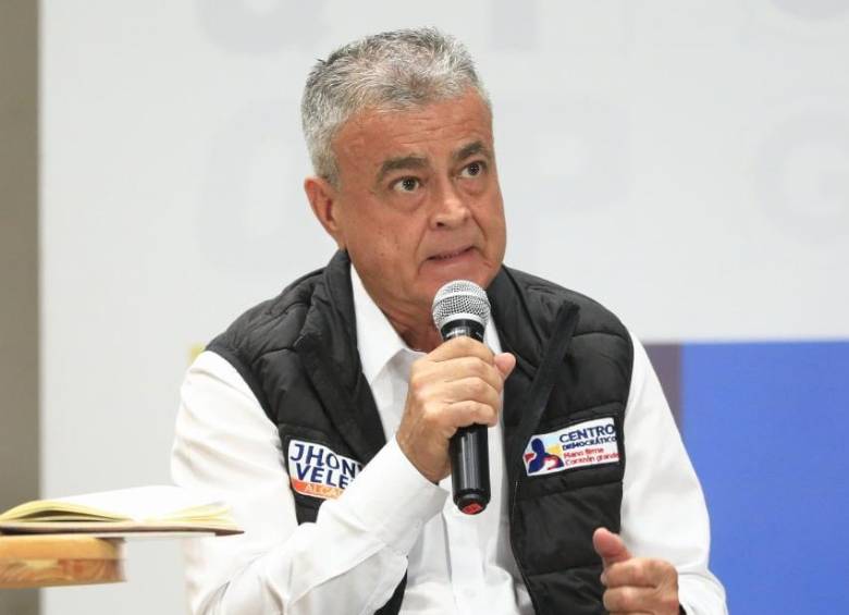 El candidato por el Centro Democrático Johny Vélez durante su intervención. FOTO: Camilo Suárez