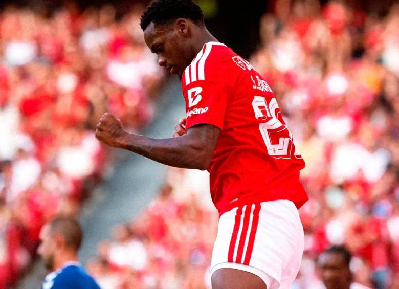 Jhon Durán acaba de llegar al Benfica de Portugal y anotó gol y brindó asistencia en el triunfo 5-1 ante Belenenses, en juego amistoso. FOTO: X-BENFICA