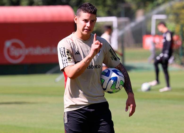 El futbolista colombiano ha disputado tres partidos con su nuevo equipo. Hasta el momento no ha marcado la diferencia cuando está en cancha. FOTO: TOMADA DEL TWITTER DE @jamesdrodriguez