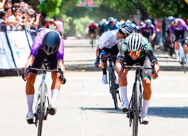 Mateo (derecha) y su triunfo en Tolima ante Jhonatan Chaves. FOTO INSTAGRAM ORGULLO PAISA