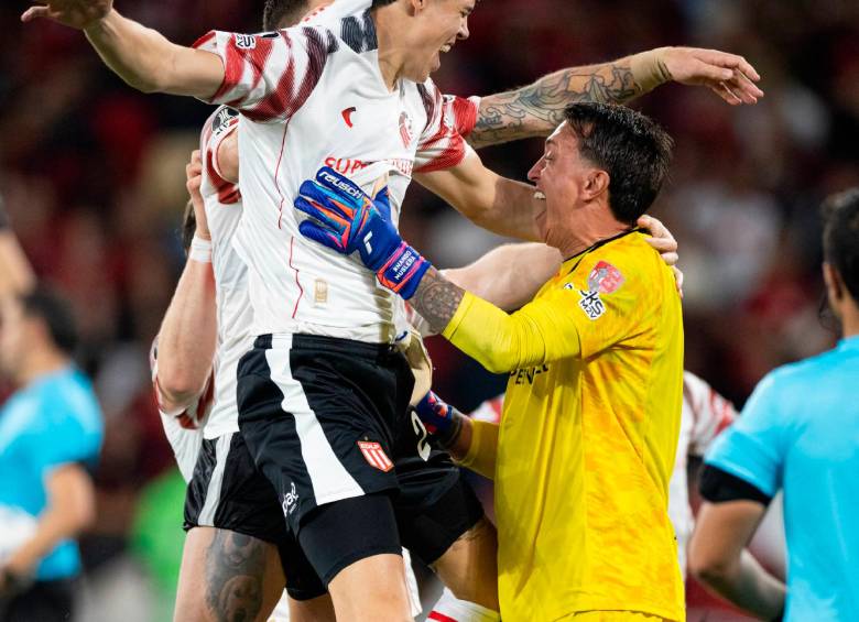 Fernando Muslera fue la gran figura de Estudiantes de La Plata al detener tres cobros en la tanda de penaltis contra Flamengo y asegurar el paso a la final de la Libertadores. FOTO: CORTESÍA @LibertadoresBR