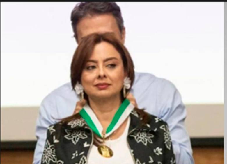 El alcalde Daniel Quintero condecoró a la exdirectora de Fiscalías, Natalia Rendón con la máxima medalla de la Alcaldía. FOTO cortesía