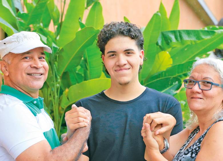 De izquierda a derecha, Carlos Ocampo, Daniel Rodríguez (joven que será operado) y Lucila Palacio. FOTO Esneyder gutiérrez