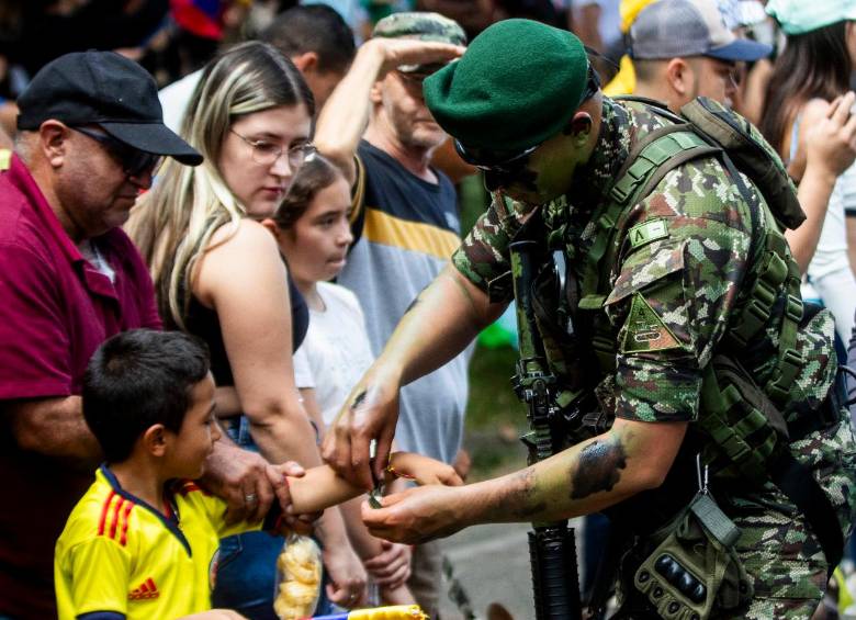 Los niños eran los más entusiasmados viendo pasar a los miembros de las Fuerzas Militares durante el recorrido. FOTO: Julio César Herrera