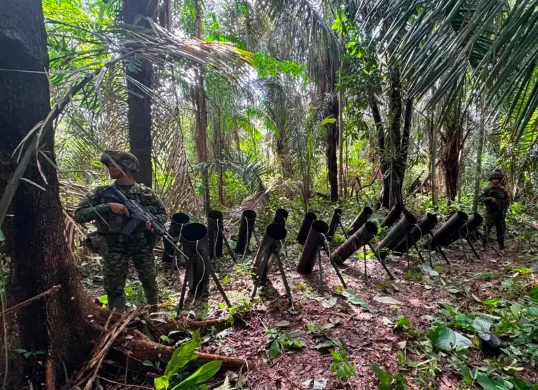 Estas son las rampas de lanzamiento artesanales encontradas en el bosque de Puerto Rondón, Arauca. FOTO: CORTESÍA DEL EJÉRCITO.