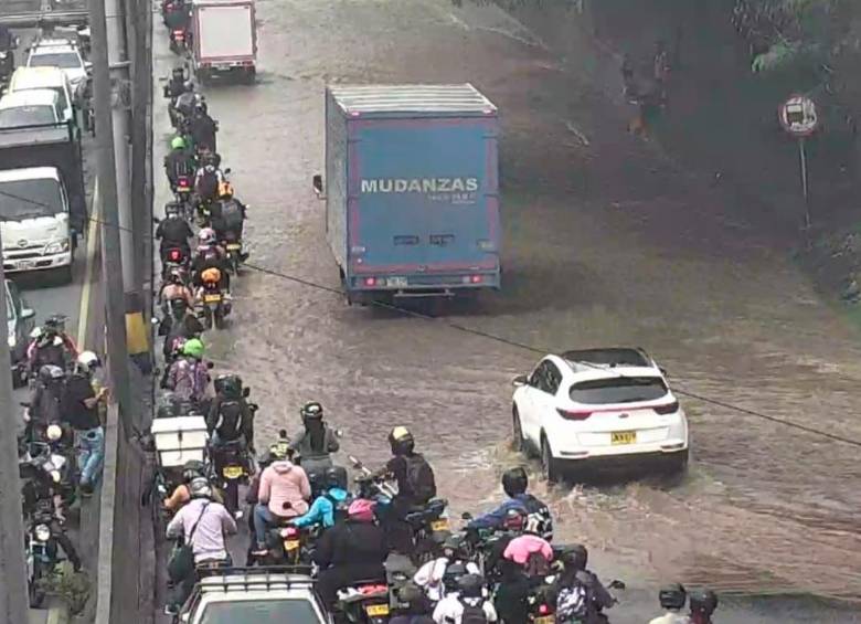 La ruptura de la conducción generó una inundación que afectó la movilidad. FOTO: CORTESÍA EPM