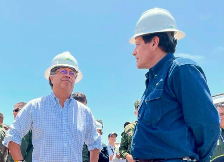 Gustavo Petro, presidente de Colombia (izq.) y Felipe Bayón, presidente de Ecopetrol (der.) recorrieron el Parque Solar San Fernando. FOTOS: CORTESÍA ECOPETROL
