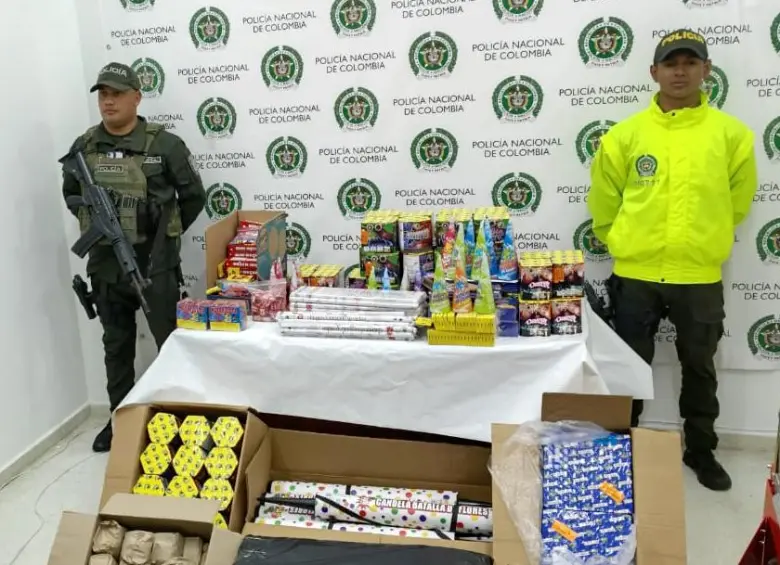 Entre el material incautado, hay 2.400 voladores, 19 volcanes y 81 bengalas. FOTO: Cortesía Policía Antioquia