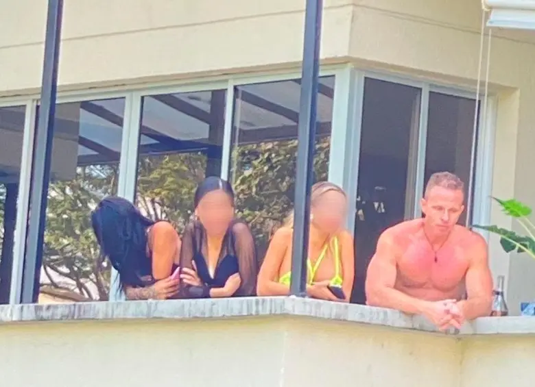 El ruso aparecía en su apartamento acompañado de mujeres en prendas sugestivas. FOTO: CORTESÍA