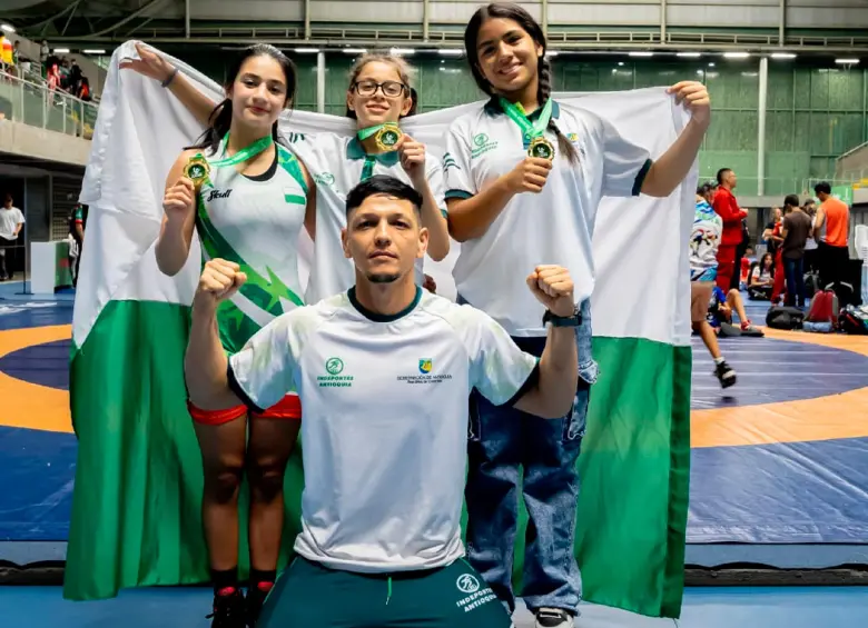 Emiliana Osorio (46 kilogramos ), Violeta Arbeláez Baena (33 kg), Sara Ciro (62), junto al entrenador de la Selección Antioquia de lucha, Nicolás Sierra Ramírez. FOTO CORTESÍA