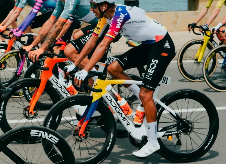 Egan vivió este jueves una jornada “tranquila” en el Giro. La alta exigencia se aproxima. FOTO X-INEOS
