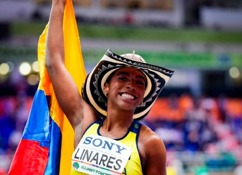 Natalia Linares y su alegría por lograr medalla en el Mundial de Polonia. FOTO @worldathletics