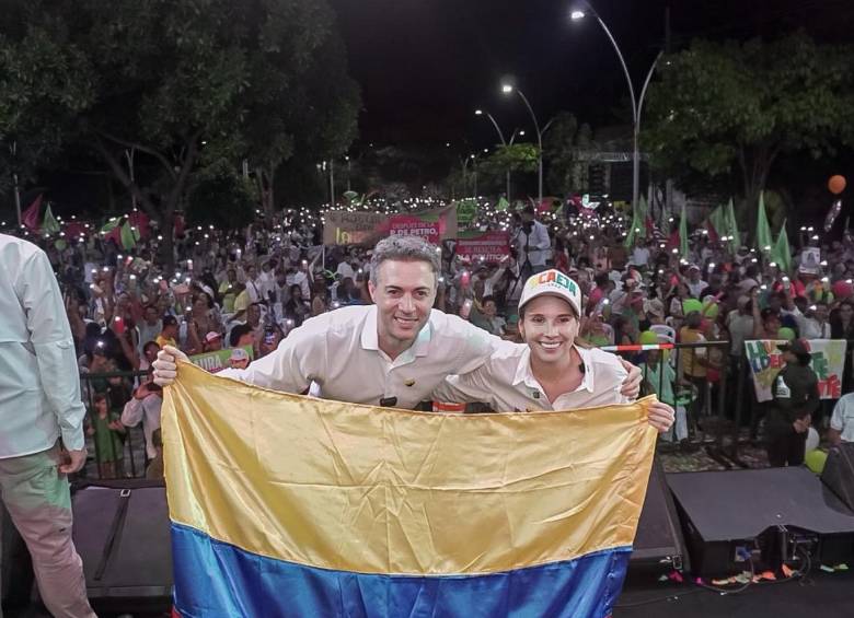 Laura Ahumada, esposa del alcalde de Barrancabermeja, Jonathan Vásquez, junto a Daniel Quintero en un evento de campaña, tanto de Quintero, como de Ahumada. FOTO: REDES SOCIALES/INSTAGRAM DE LAURA AHUMADA