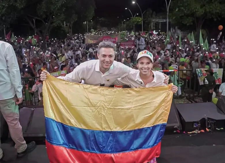 Laura Ahumada, esposa del alcalde de Barrancabermeja, Jonathan Vásquez, junto a Daniel Quintero en un evento de campaña, tanto de Quintero, como de Ahumada. FOTO: REDES SOCIALES/INSTAGRAM DE LAURA AHUMADA