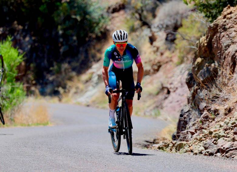 En el momento en el que se cayó, Supermán era el líder de la clasificación general del Tour of the Gille. FOTO: TOMADA DEL TWITTER DE @team_medellin