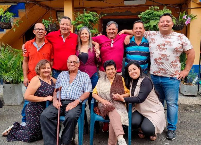 Nelson Estrada, de camiseta fucsia, recibió la eutanasia esta semana. En la fotografía, lo acompaña su familia. FOTO: Cortesía