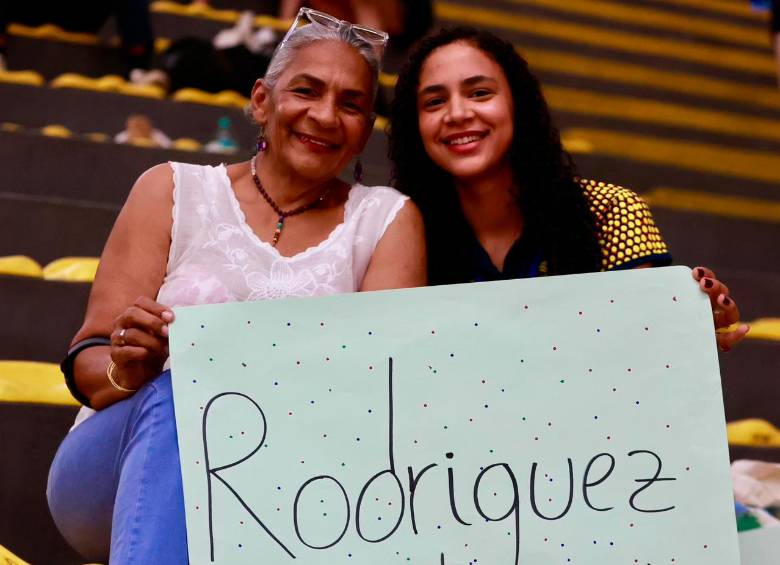 Del lado izquierdo, la madre de Rodríguez, Olga Lucía Quevedo. En el lado derecho, María Jaramillo, hermana de John Édison. FOTO: MANUEL SALDARRIAGA