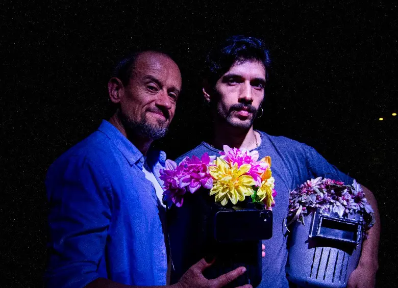 El actor Bernardo García y el director Carlos Ruge llevaron a escena una obra inspirada en hechos reales vividos por una actriz colombiana. Foto: Julio Herrera.