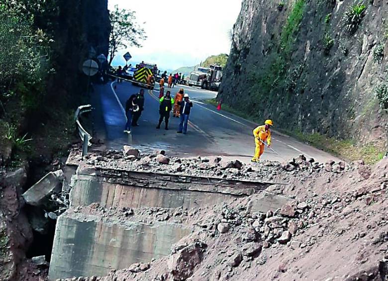 Desprendimiento de una roca provocó el cierre de la vía Panamericana en Nariño. FOTO Cortesía. 