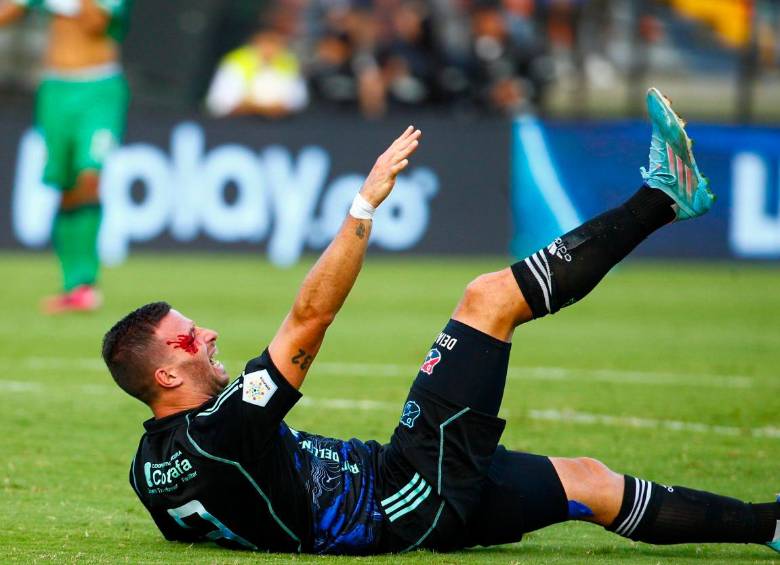 Luciano Pons sufrió un corte en el rostro durante el partido ante La Equidad. Lo suturaron y viaja con el DIM a Argentina. FOTO camilo suárez