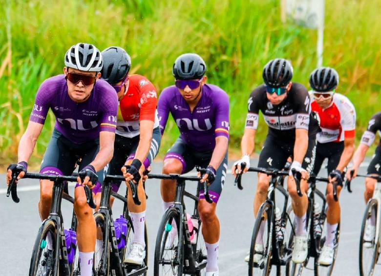 Rodrigo Contreras (adelante), uno de los corredores que ha regresado al ciclismo de Europa en dos oportunidades y que en el país es una de las figuras. En 2024 ganó el Tour y la Vuelta a Colombia. FOTO: Cortesía NU 