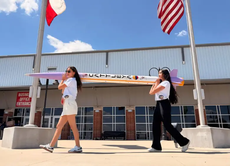 Cattleya, lista para surcar los cielos americanos, en los hombros de algunas de las estudiantes que lo construyeron. Foto: cortesía.
