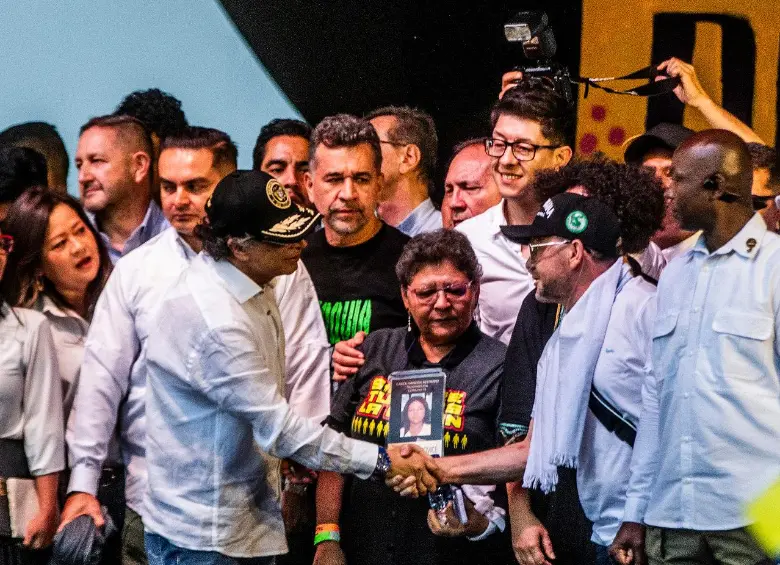 Una imagen controversial del acto de este sábado fue la presencia en tarima de los jefes de bandas del Valle de Aburrá, a los cuales Petro saludó. FOTO: EL COLOMBIANO