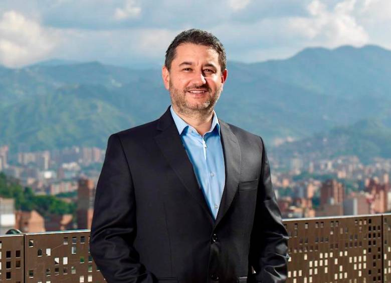 Exsecretarios de la Alcaldía rodean a “Fico” en su campaña