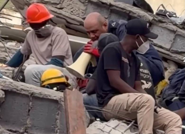 En el rescate de Doña Rosa, en Cali, uno de los brigadistas de sonido estuvo presente. FOTO: Captura de pantalla.
