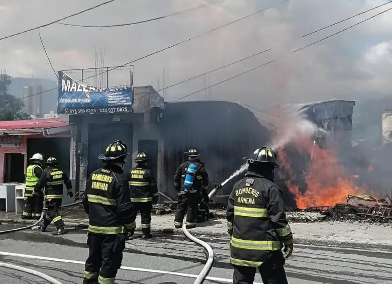 Bomberos de Armenia intentando apagar un incendio. FOTO: CORTESÍA REDES SOCIALES.