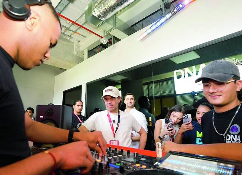El artistas J Balvin apoyó la construcción de un estudio de grabación en la comuna Popular de Medellín. Foto: Cortesía