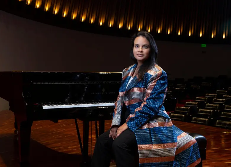 Eliana Echeverry (1990), es pianista, compositora y arreglista. El año pasado estrenó Diez lunas para una espera, una obra inspirada en el libro homónimo de la escritora y gestora cultural Velia Vidal. FOTO Cortesía Andrea Moreno.