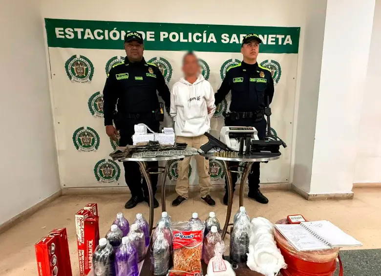Dentro de la vivienda en Sabaneta, los agentes de la Policía Metropolitana encontraron todos los químicos y el papel que se iba a usar para la fabricación de los billetes falsos, que iban a ser incluidos en el mercado de Sabaneta. FOTO: CORTESÍA
