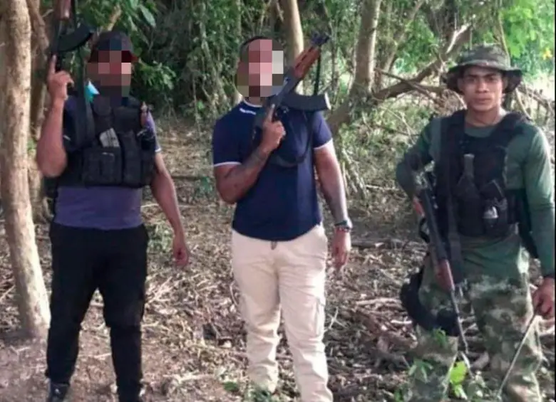 A la derecha aparece alias “Yao”, en uno de los videos intimidantes distribuidos por redes sociales en La Guajira. FOTO: CORTESÍA.