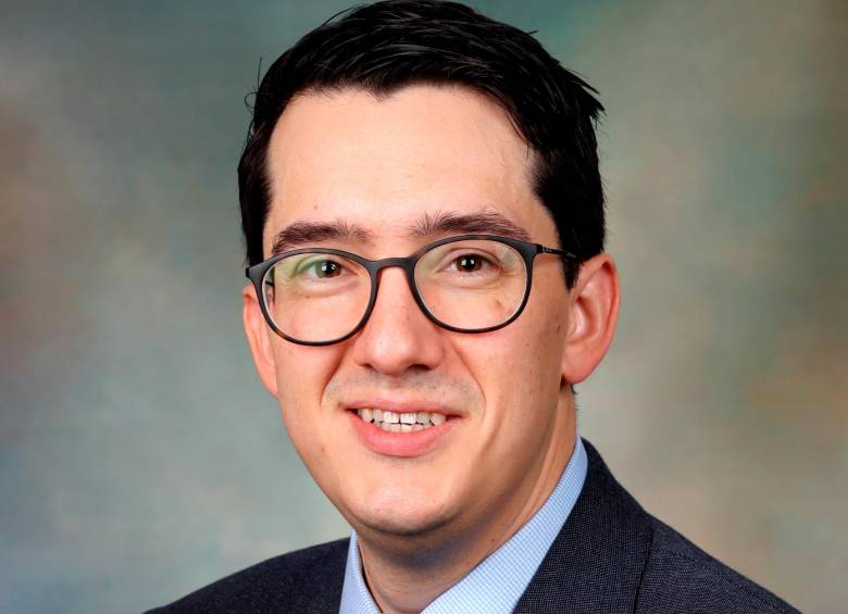El Dr. Jonathon Parker, neurocirujano de Mayo Clinic, lidera investigaciones que buscan reequilibrar el cerebro mediante estimulación, terapias celulares y técnicas génicas. FOTO cortesía Mayo Clinic