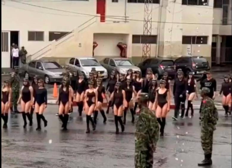 El Ejército envió una comisión de inspección para verificar los procedimientos realizados durante el desfile de las modelos. FOTO CAPTURA DE PANTALLA