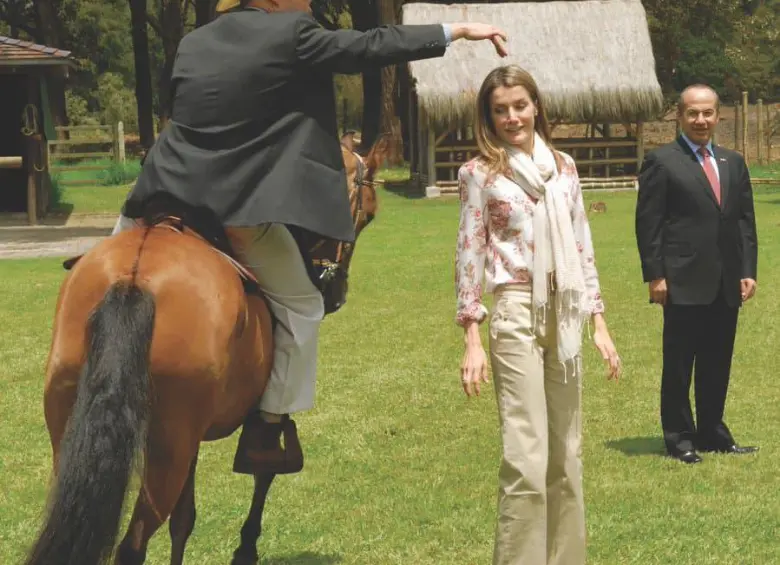 La hoy reina Letizia de España tuvo una situación similar junto a Álvaro Uribe en 2009. FOTO: redes sociales.