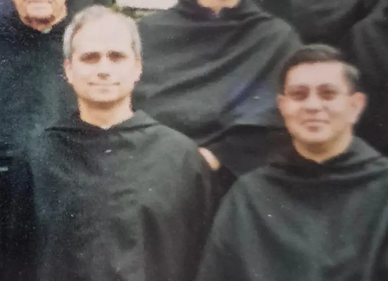 Robert Prevost en una de sus visitas al país con Fray Israel Jiménez. FOTOS Cortesía