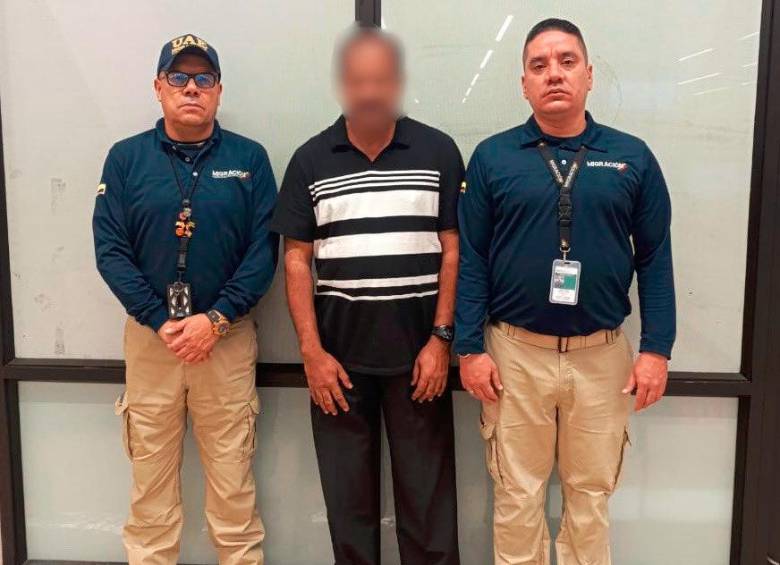 Este extranjero, que llegaba desde Houston, Estados Unidos, aparecía reportado por delitos sexuales, por lo que se le impidió el ingreso a la ciudad. FOTO: Cortesía