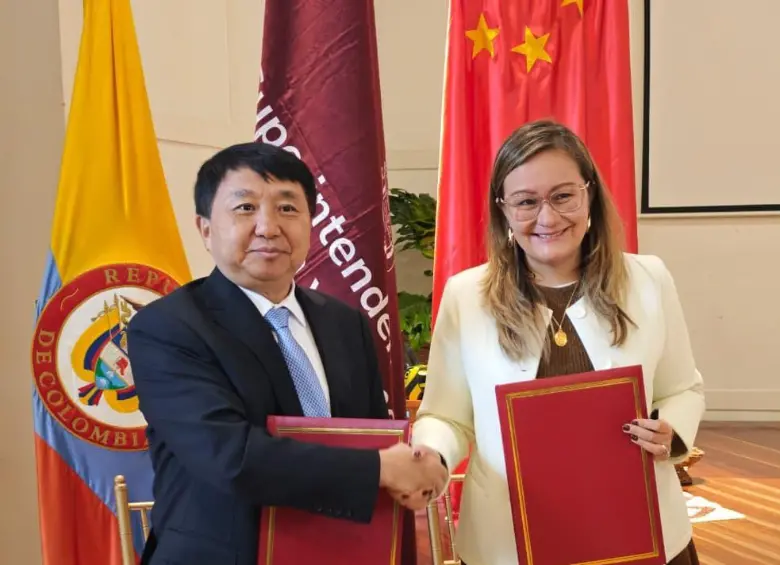 Luo Wen, ministro de la Administración Estatal para la Regulación de Mercado de la República Popular China y Cielo Rusinque, superintendente de Industria y Comercio de Colombia. Foto: Cortesía
