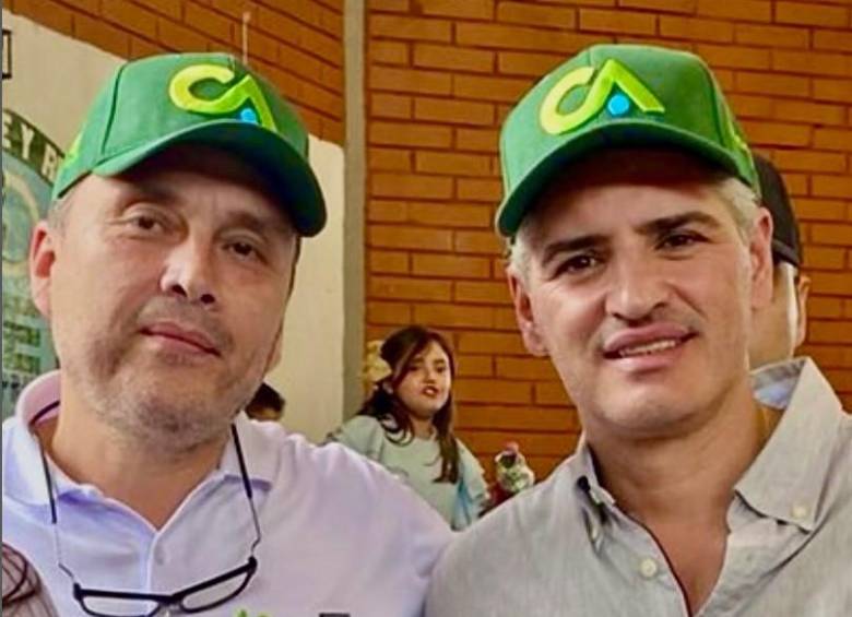 Juan Guillermo Valencia Álvarez, directivo de Crediantioquia junto al gobernador Andrés Julián Rendón en un evento público. FOTO: Imagen tomada de redes sociales.