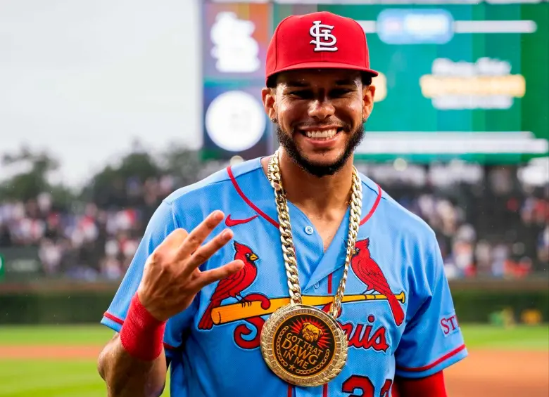 Joshua Báez hizo historia en el Wrigley Field al convertirse en el primer jugador en conectar tres jonrones en su partido debut en las Grandes Ligas. FOTO: @Cardinals